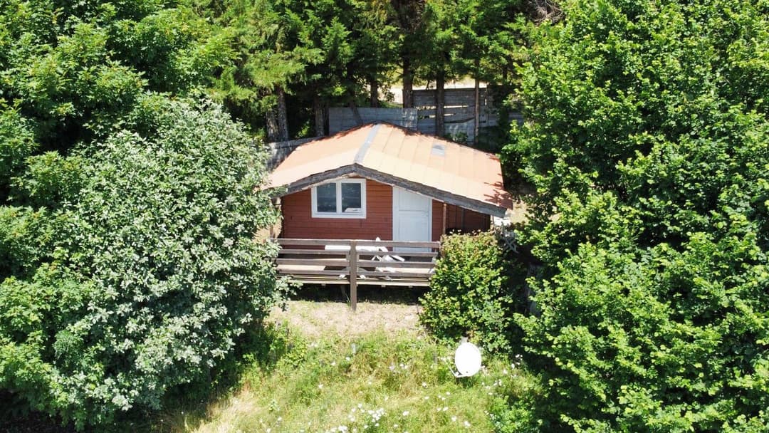 Cabane au coeur de la montagne et devant son étang privé 