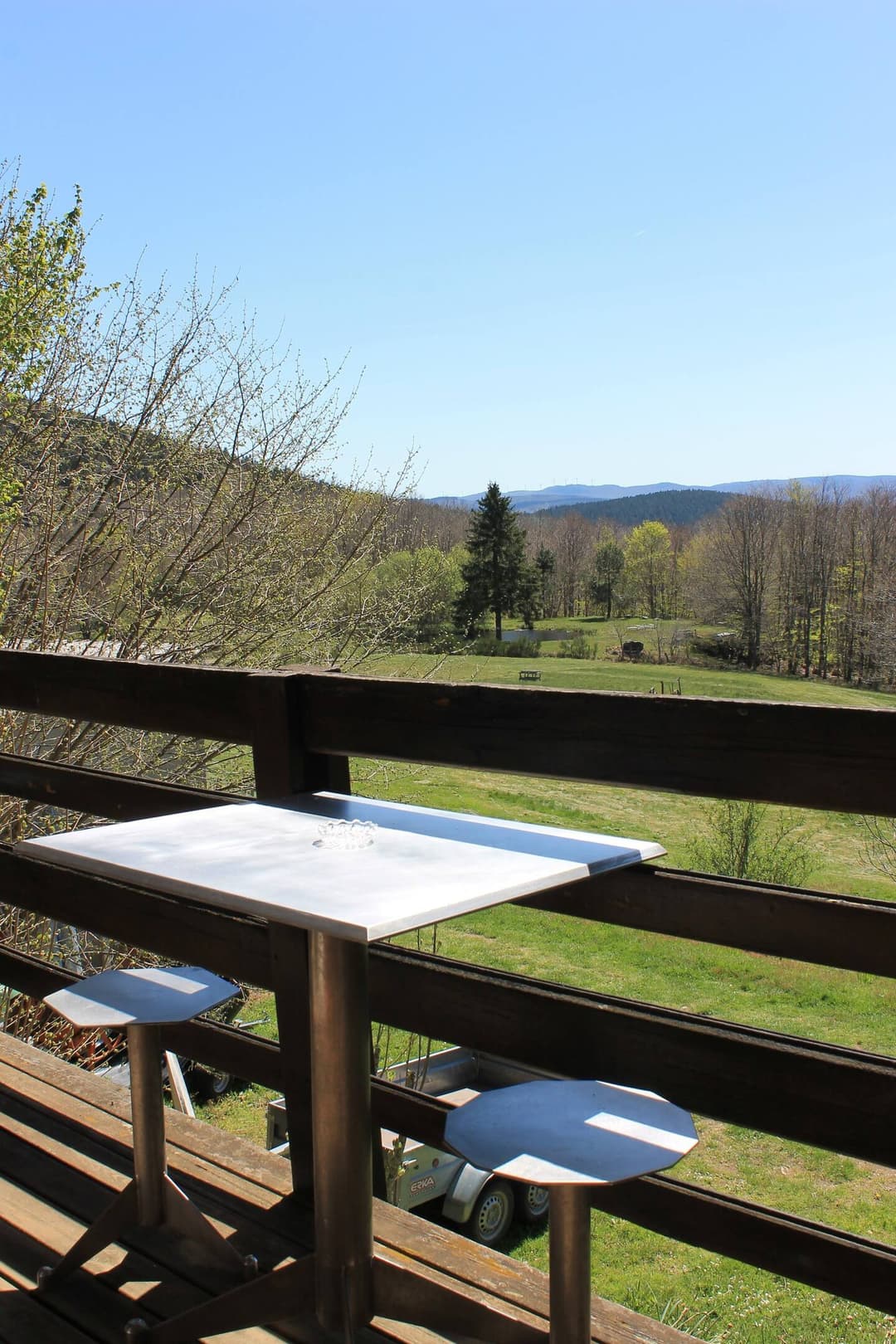 Cabane au coeur de la montagne et devant son étang privé 