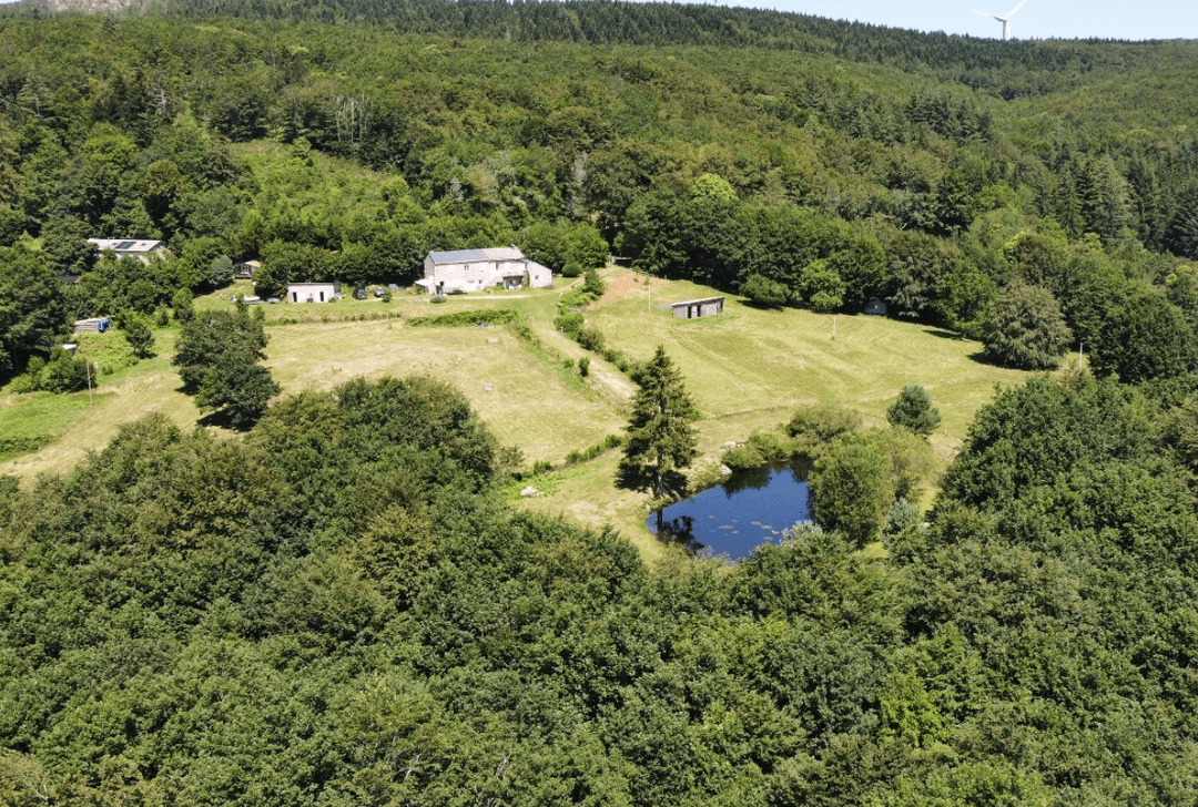 Maison de montagne avec son lac privé 
