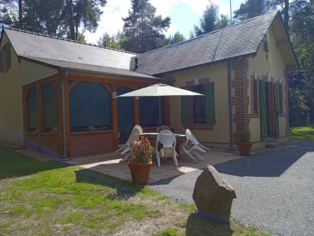 Maison tout confort avec étang privé en lisière de forêt 