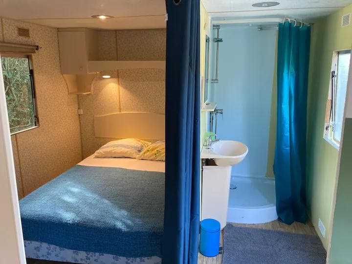 Mobil home en pleine nature avec étang privé et animaux sur la propriété 