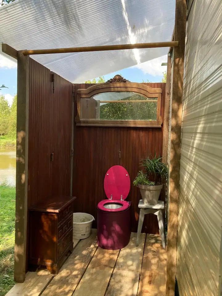 Mobil home en pleine nature avec étang privé et animaux sur la propriété 