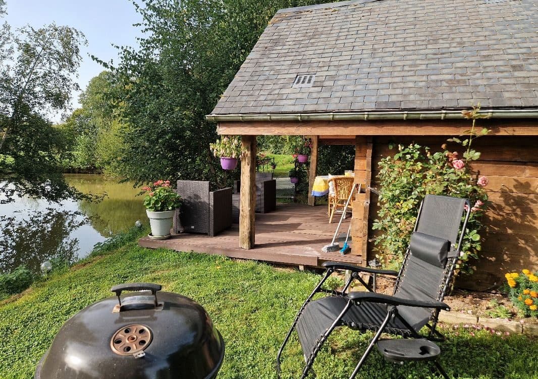 Cabane insolite au bord d’un étang à la campagne 