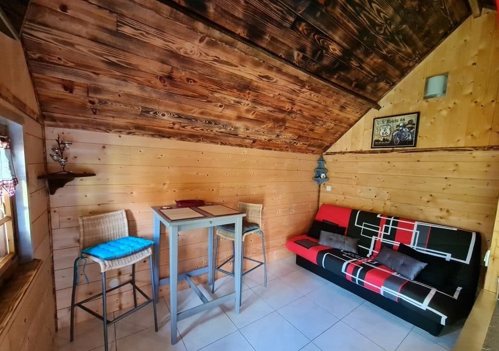 Cabane insolite au bord d’un étang à la campagne 