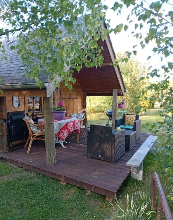 Cabane insolite au bord d’un étang à la campagne 