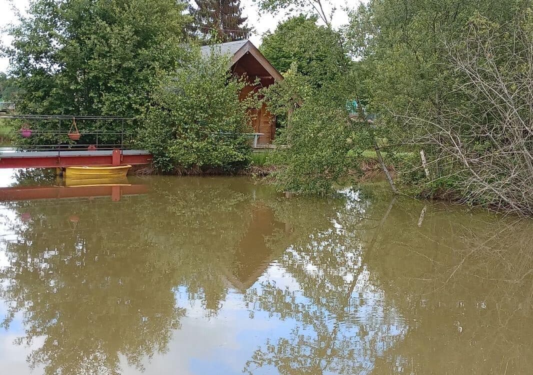 Cabane insolite au bord d’un étang à la campagne 