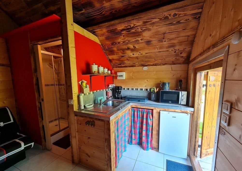 Cabane insolite au bord d’un étang à la campagne 