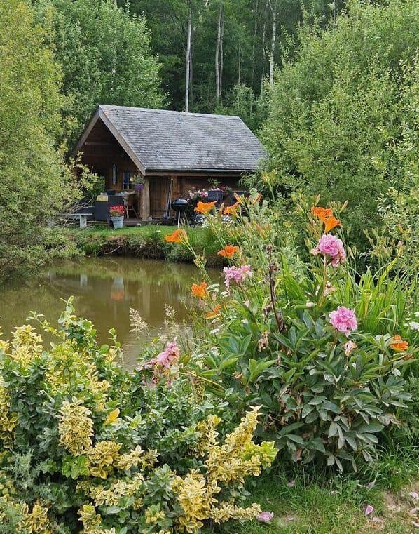 Cabane insolite au bord d’un étang à la campagne 
