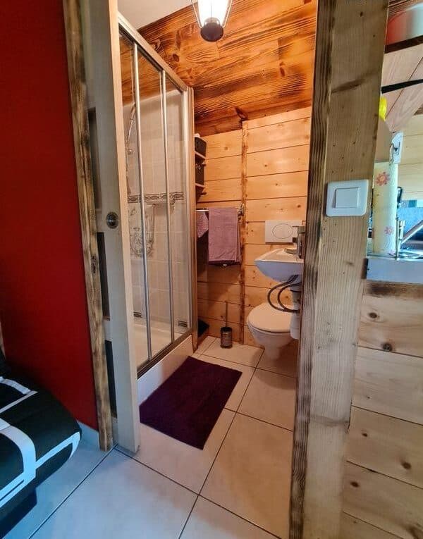 Cabane insolite au bord d’un étang à la campagne 