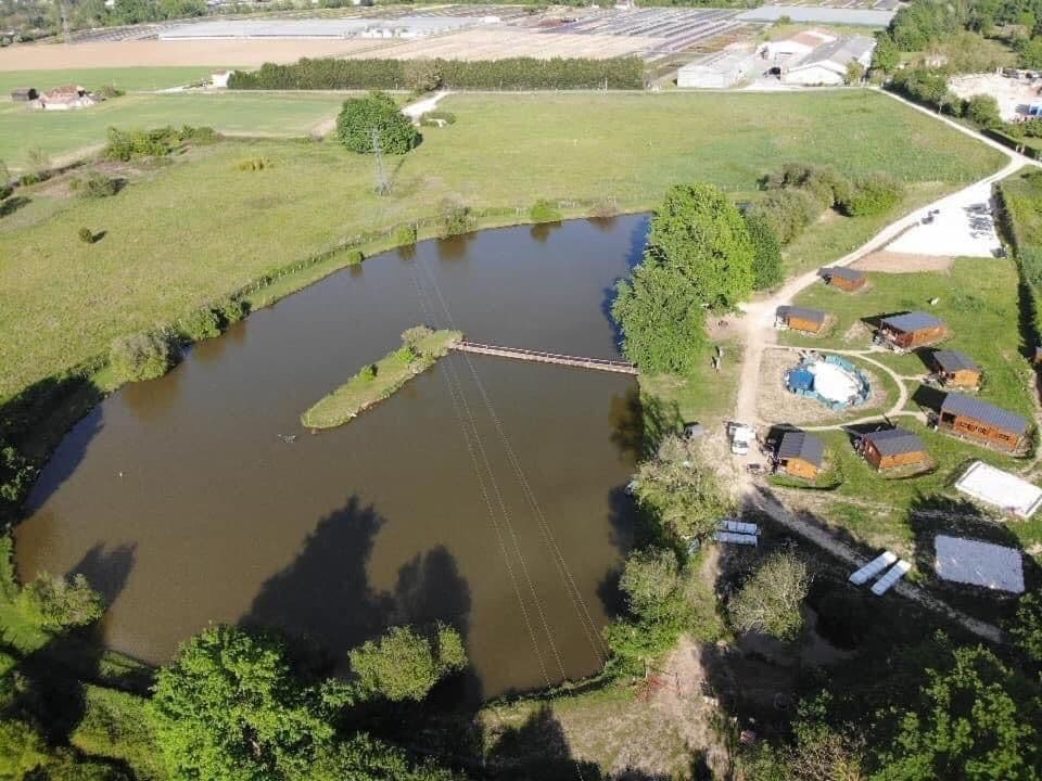 Chalet au bord d’un étang avec alpagas et pêche sportive au coeur du Périgord 