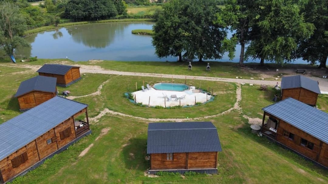 Chalet au bord d’un étang avec alpagas et pêche sportive au coeur du Périgord 