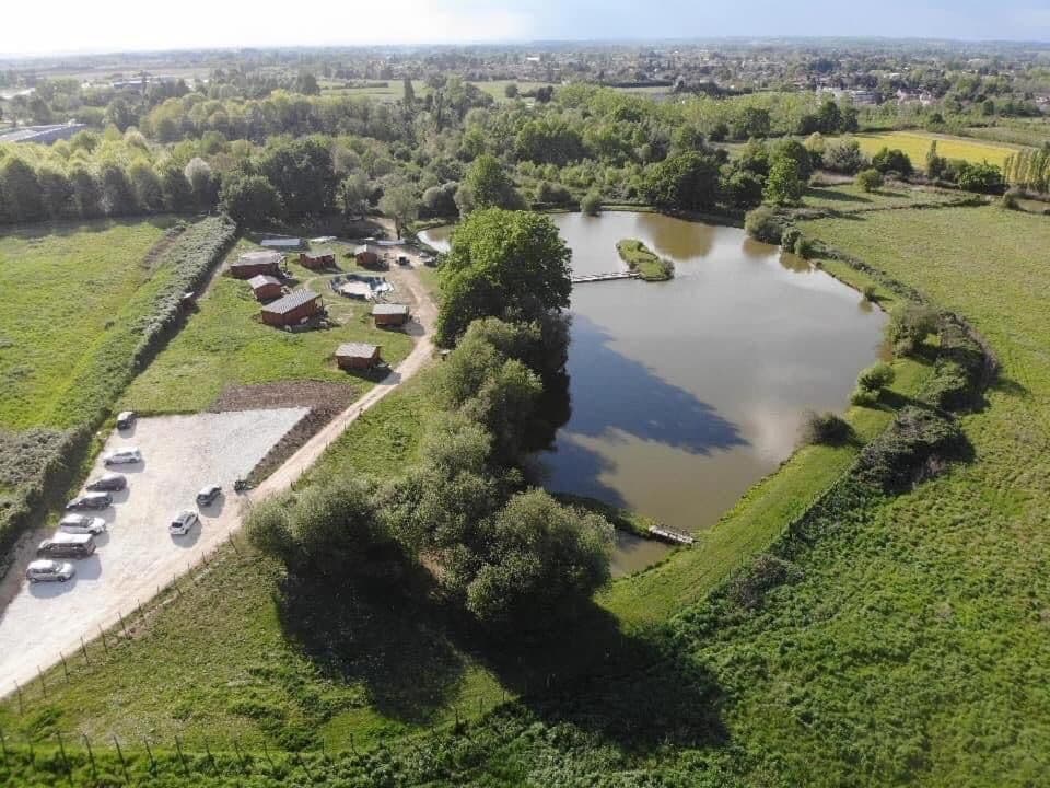 Chalet au bord d’un étang avec alpagas et pêche sportive au coeur du Périgord 