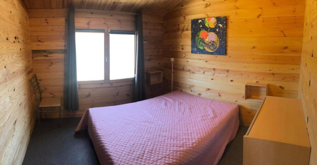 Chalet au bord d’un étang avec alpagas et pêche sportive au coeur du Périgord 
