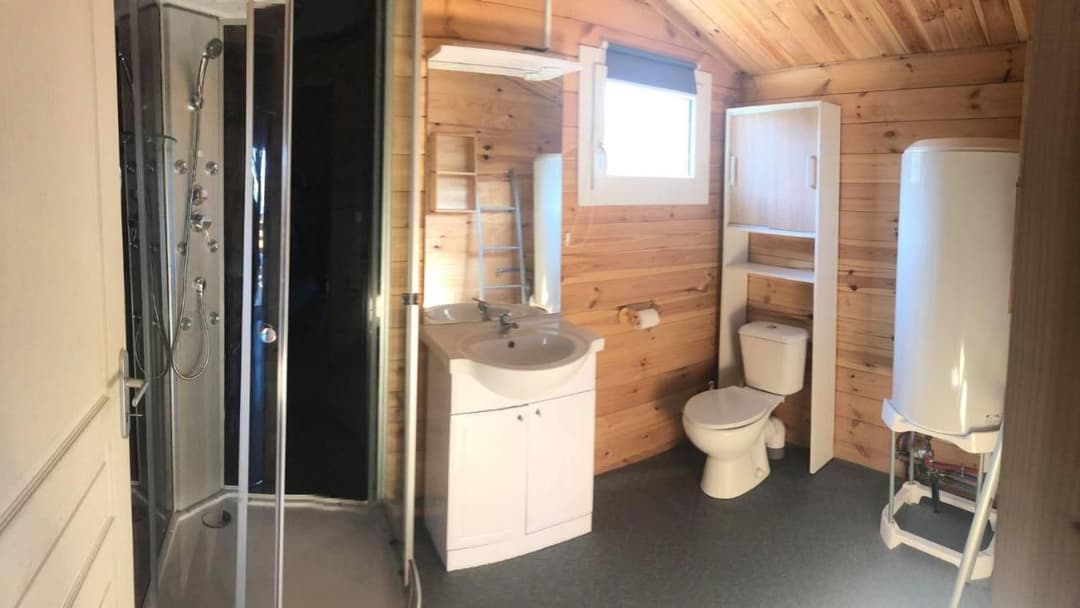 Chalet au bord d’un étang avec alpagas et pêche sportive au coeur du Périgord 