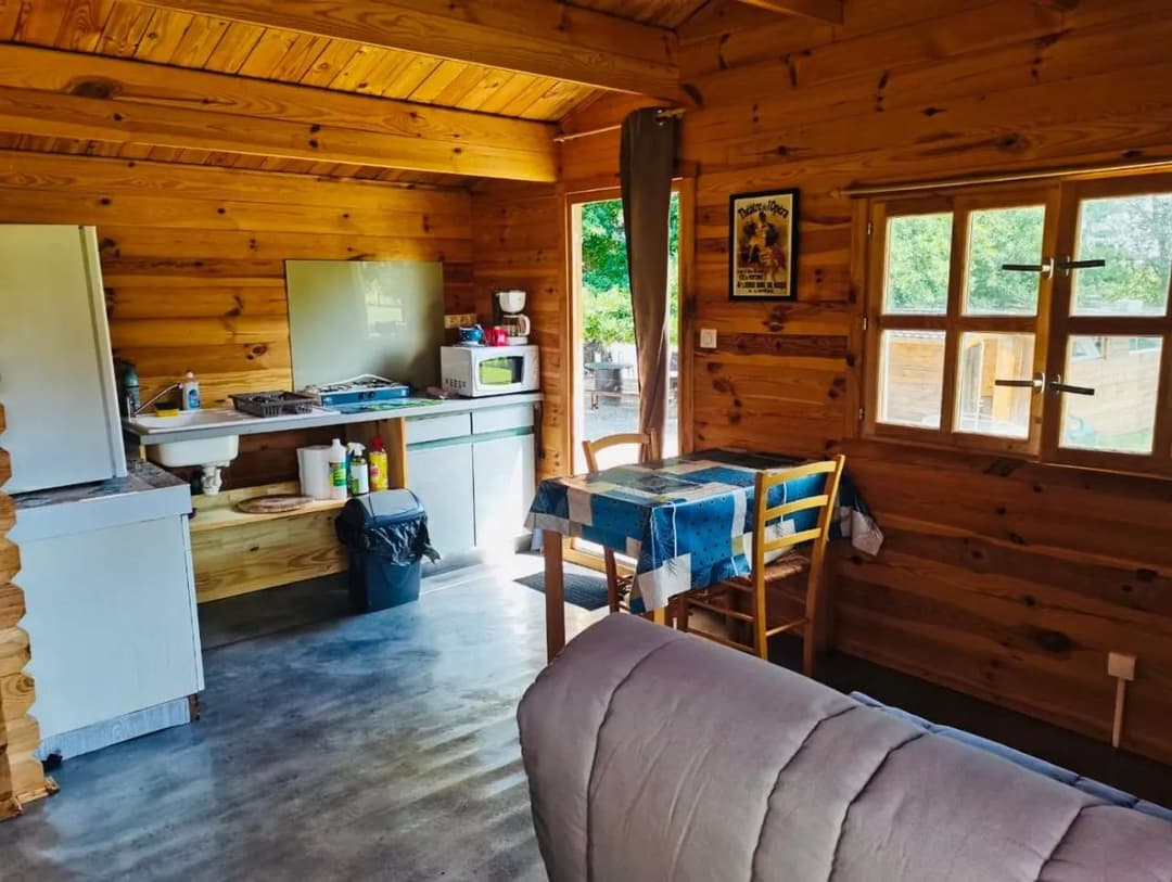 Chalet au bord d’un étang avec alpagas et pêche sportive au coeur du Périgord 