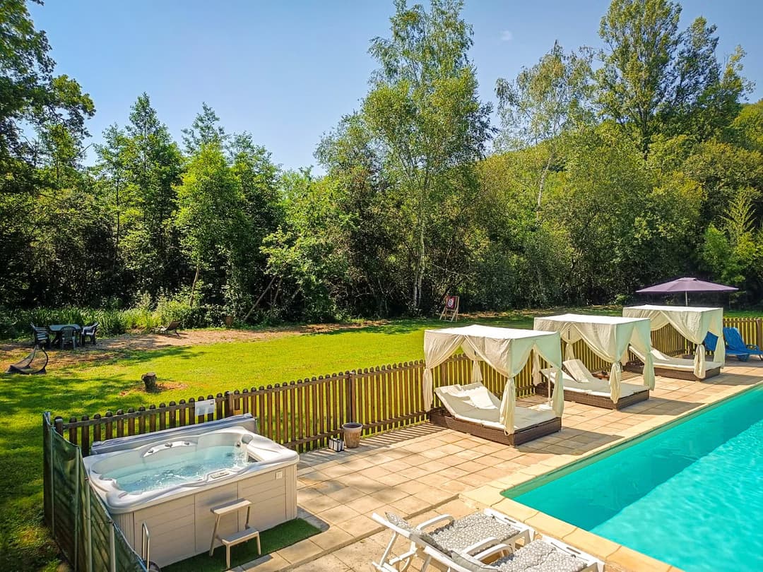 Chalet avec bain nordique au bord d’un étang de pêche 