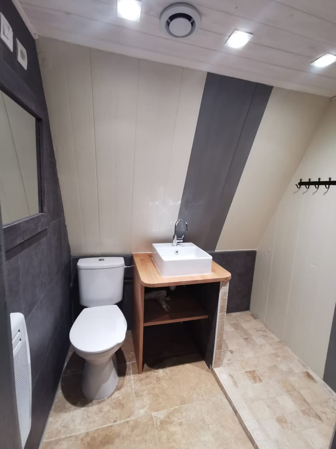 Chalet avec bain nordique au bord d’un étang de pêche 