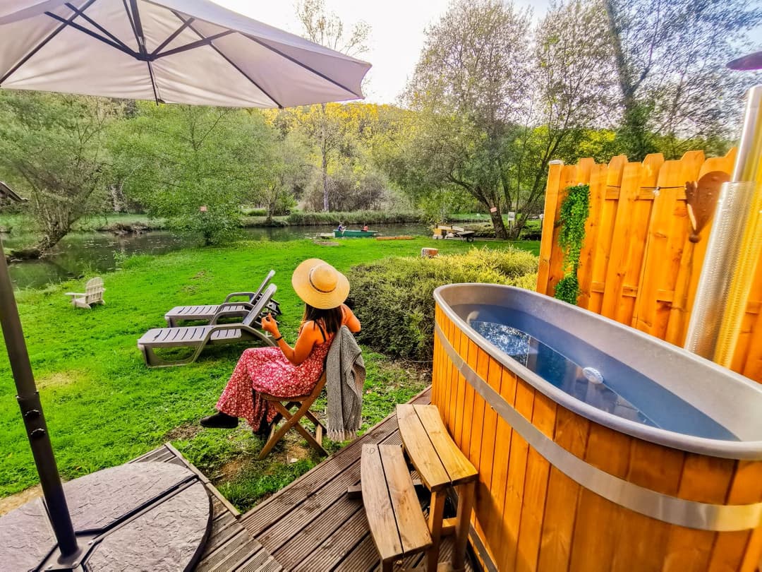 Chalet avec bain nordique au bord d’un étang de pêche 