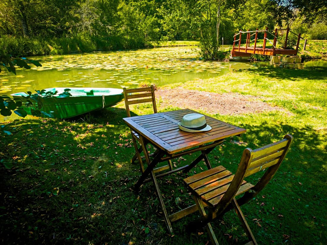 Chalet avec bain nordique au bord d’un étang de pêche 