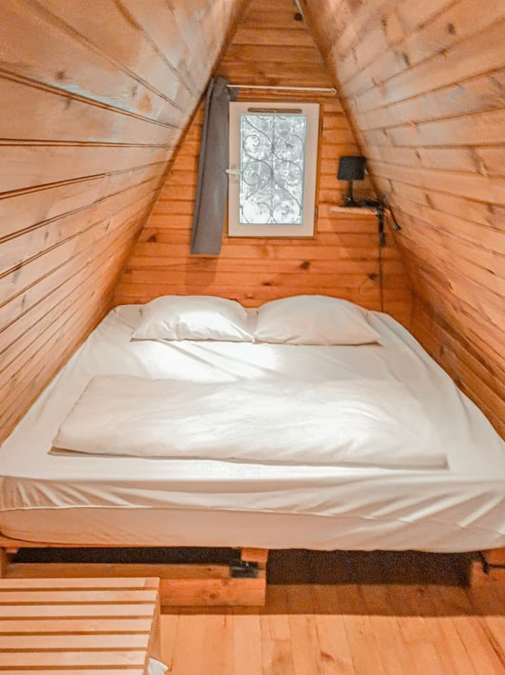 Chalet avec bain nordique au bord d’un étang de pêche 
