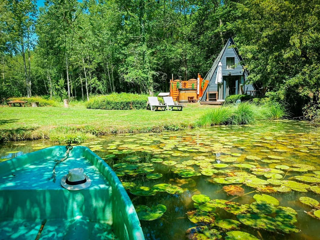 Chalet avec bain nordique au bord d’un étang de pêche 