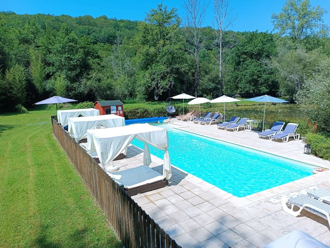 Chalet avec bain nordique au bord d’un étang de pêche 