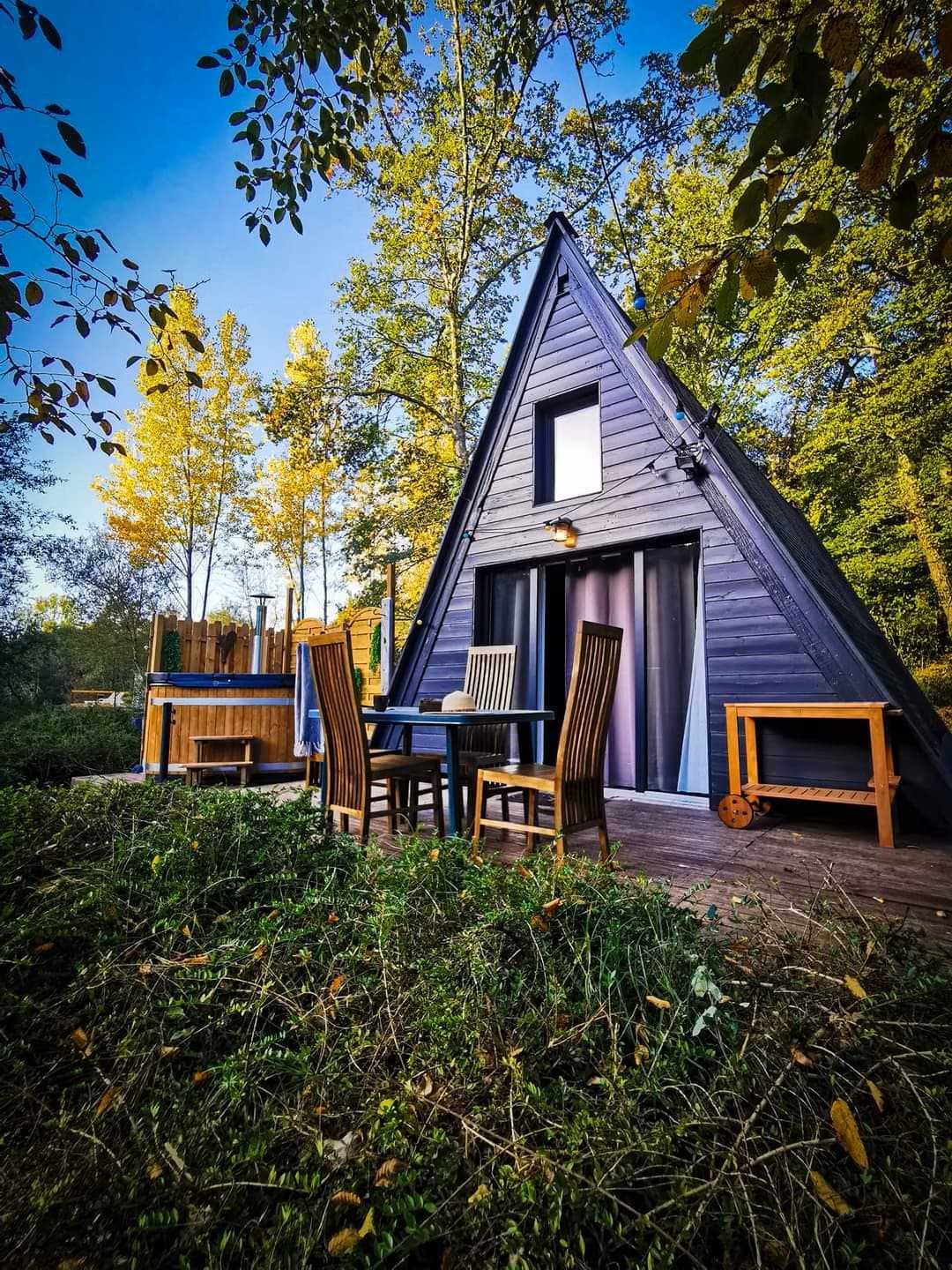 Chalet avec bain nordique au bord d’un étang de pêche 