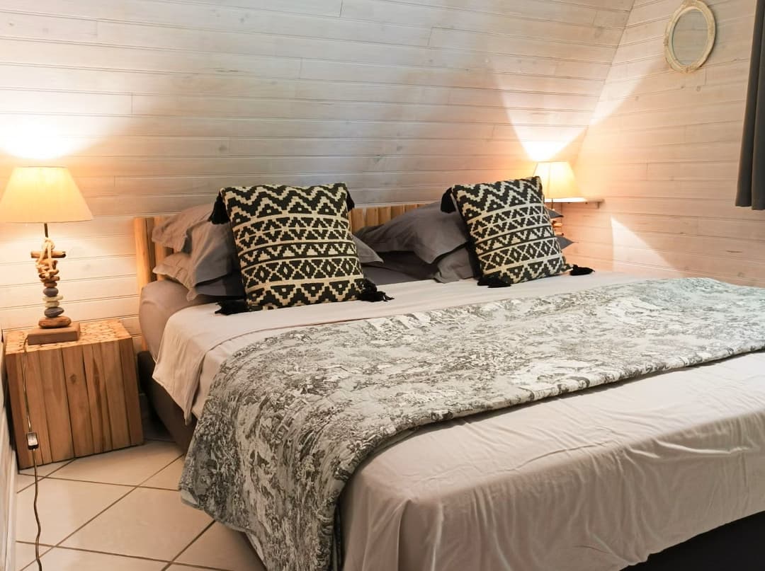 Chalet avec bain nordique au bord d’un étang de pêche 