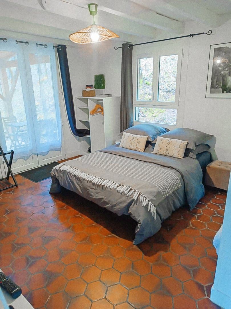 Gîte au coeur de la fôret sur un domaine avec étang 