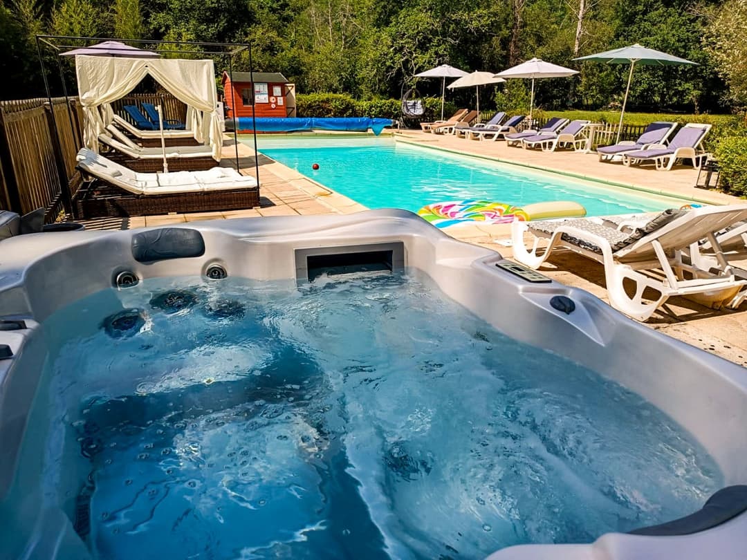 Gîte au coeur de la fôret sur un domaine avec étang 