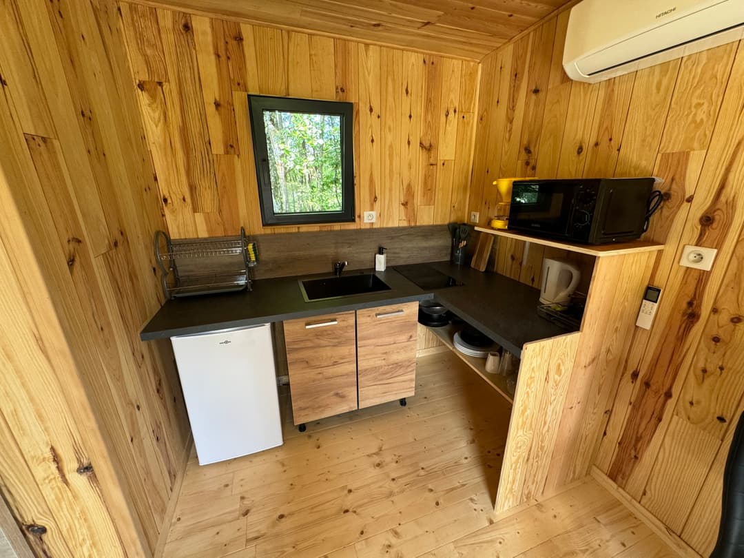 Cabane naturelle au bord de l’étang pour un séjour paisible 