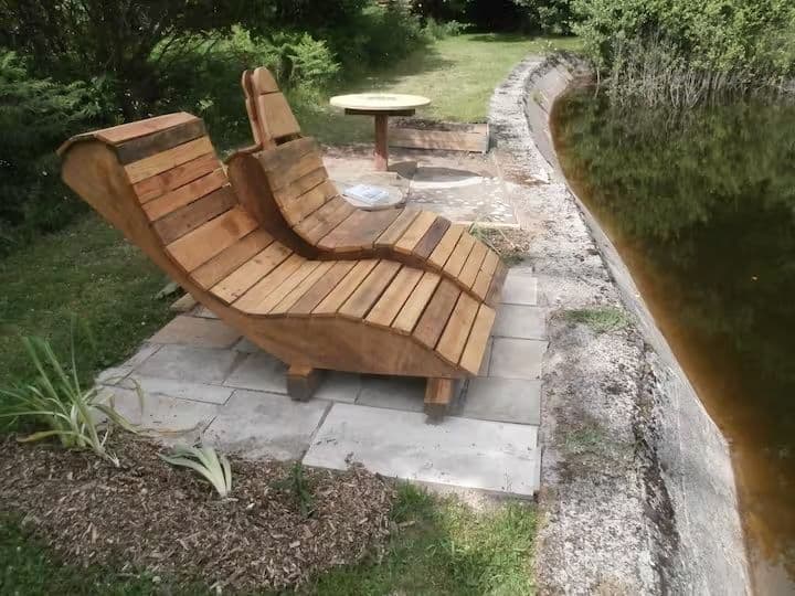 Cabane de l’explorateur au bord de l’étang pour une évasion authentique en pleine nature 