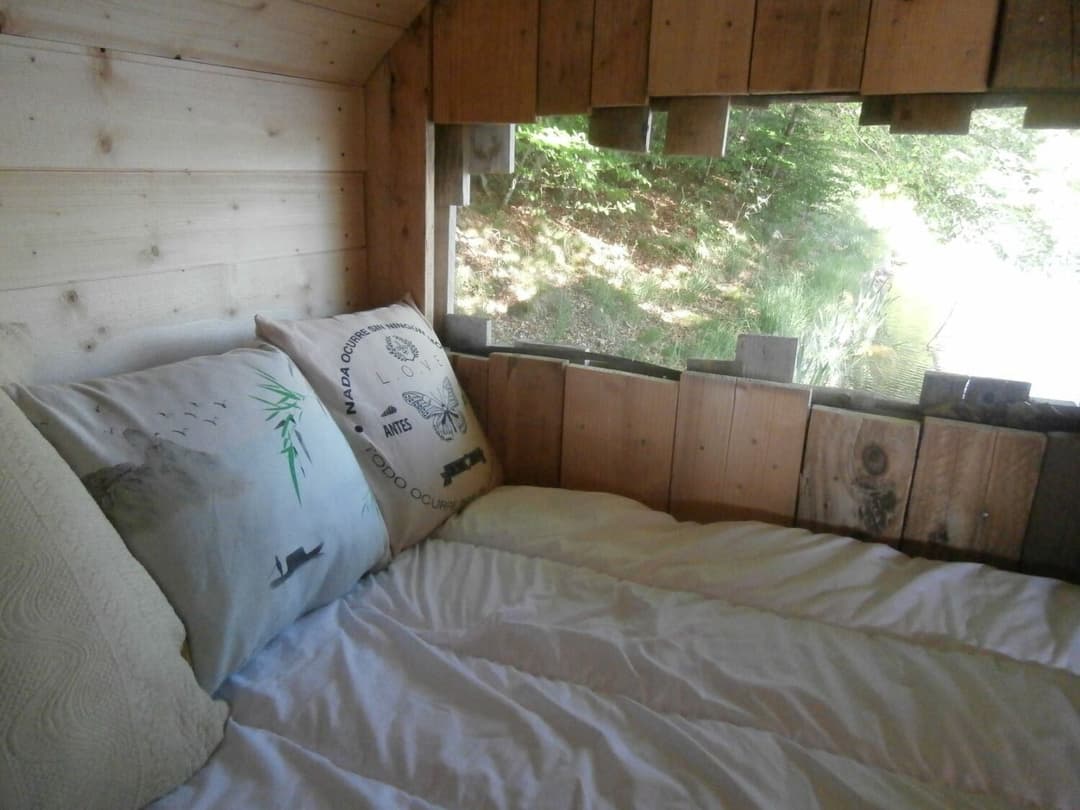 Cabane de l’explorateur au bord de l’étang pour une évasion authentique en pleine nature 