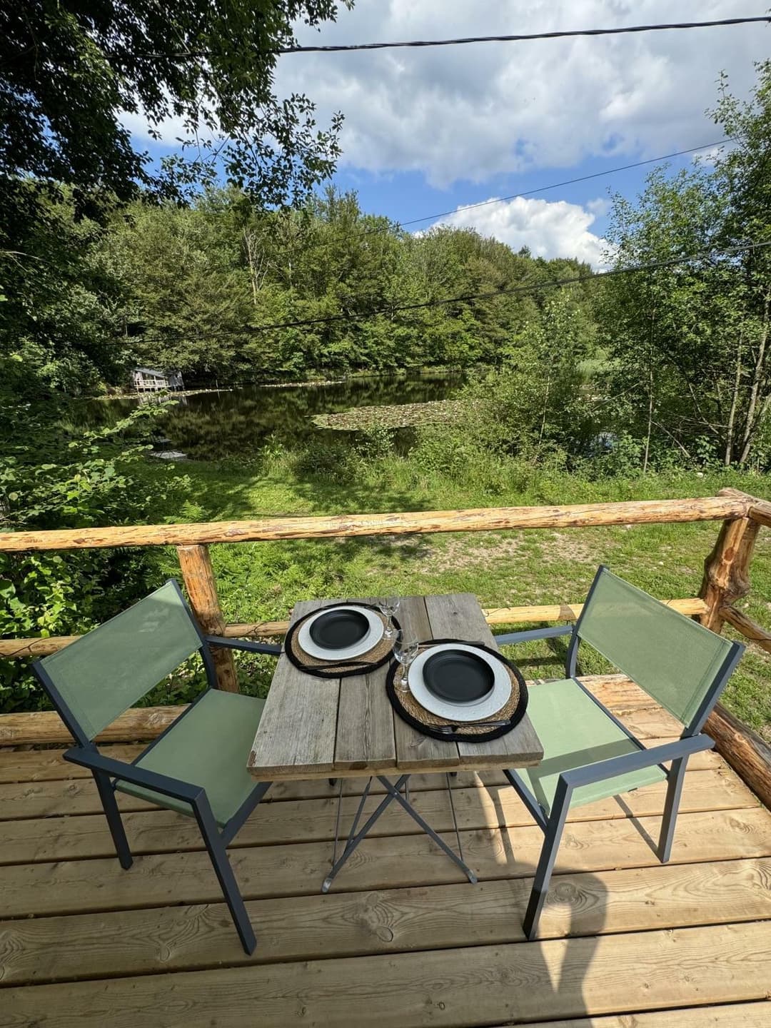 Cabane naturelle au bord de l’étang pour un séjour paisible 