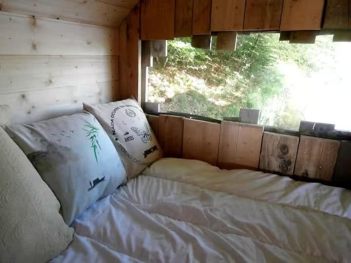 Cabane de l’explorateur au bord de l’étang pour une évasion authentique en pleine nature 