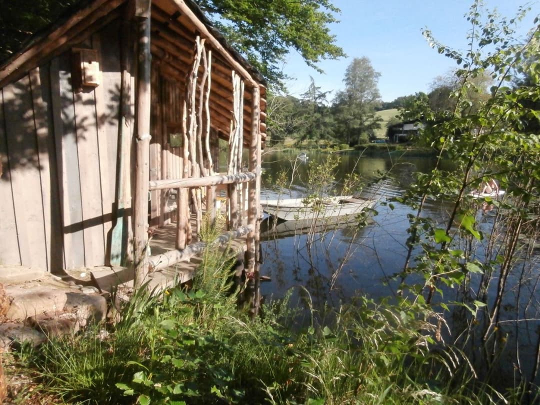 Cabane de l’explorateur au bord de l’étang pour une évasion authentique en pleine nature 