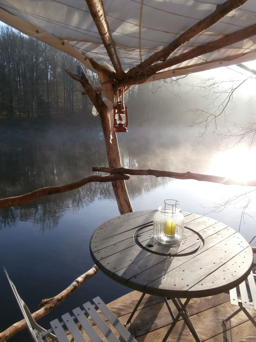 Roulotte de l’aventurier au bord de l’étang dans les Vosges 