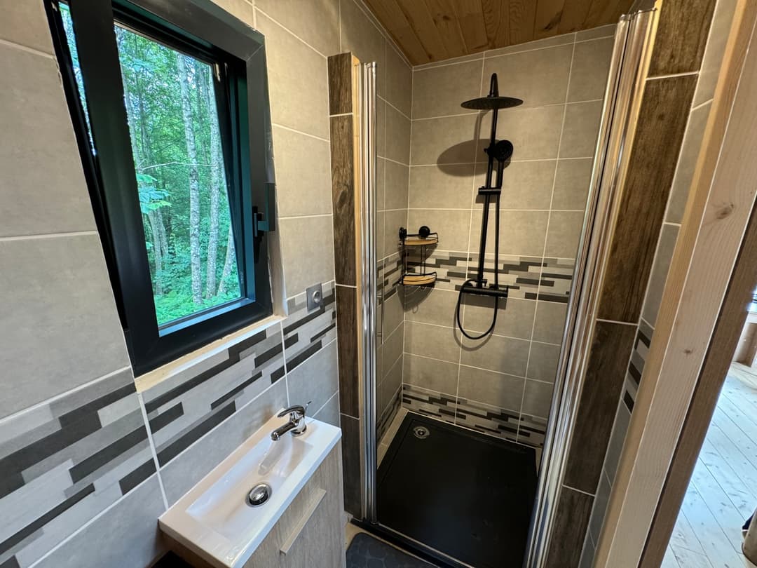 Cabane naturelle au bord de l’étang pour un séjour paisible 