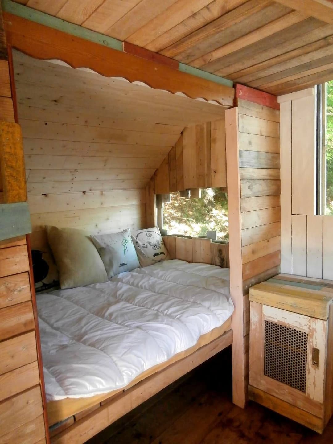 Cabane de l’explorateur au bord de l’étang pour une évasion authentique en pleine nature 