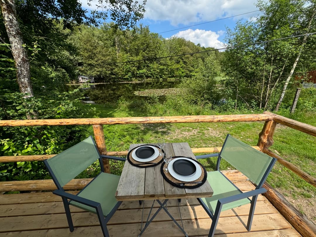Cabane naturelle au bord de l’étang pour un séjour paisible 