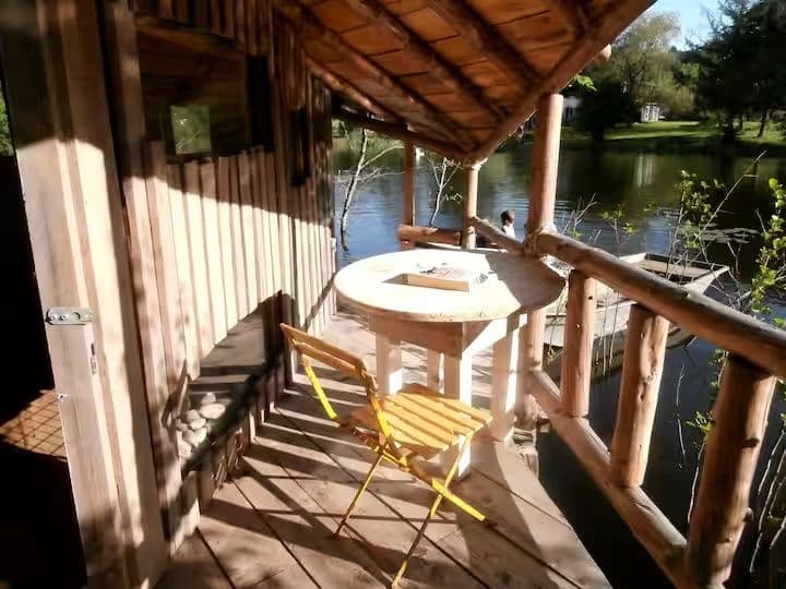 Cabane de l’explorateur au bord de l’étang pour une évasion authentique en pleine nature 