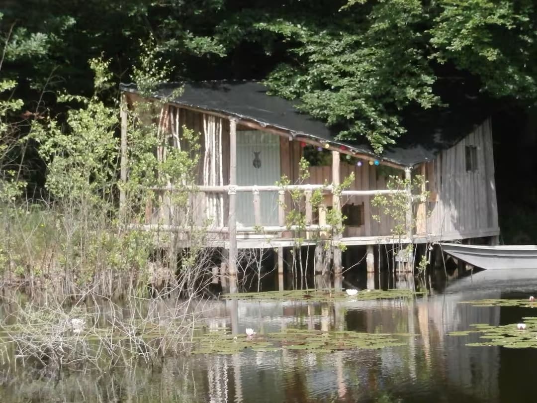 Cabane de l’explorateur au bord de l’étang pour une évasion authentique en pleine nature 