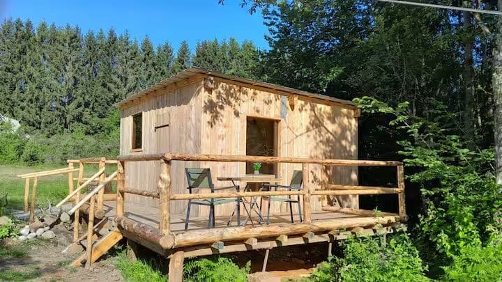 Cabane naturelle au bord de l’étang pour un séjour paisible 