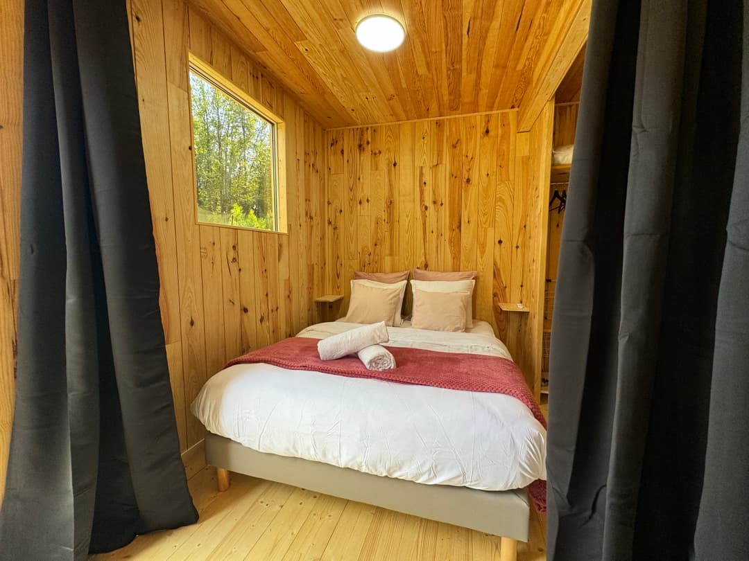 Cabane naturelle au bord de l’étang pour un séjour paisible 