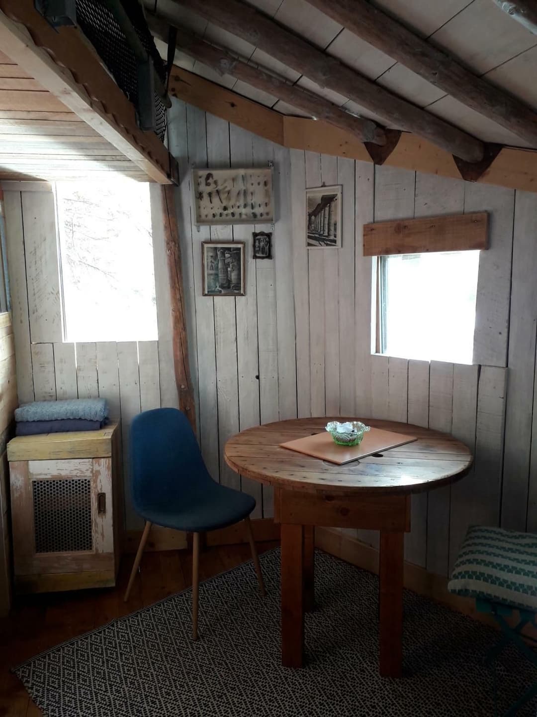 Cabane de l’explorateur au bord de l’étang pour une évasion authentique en pleine nature 