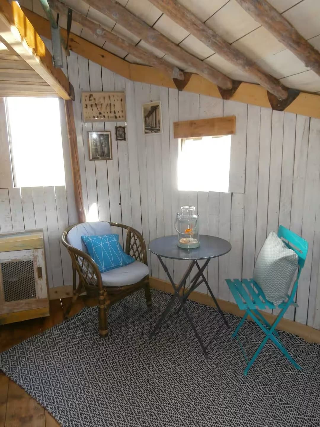 Cabane de l’explorateur au bord de l’étang pour une évasion authentique en pleine nature 