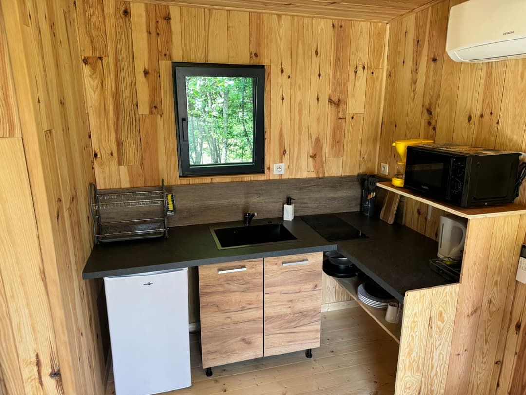 Cabane naturelle au bord de l’étang pour un séjour paisible 