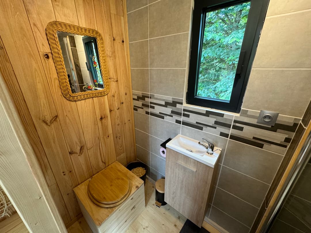 Cabane naturelle au bord de l’étang pour un séjour paisible 