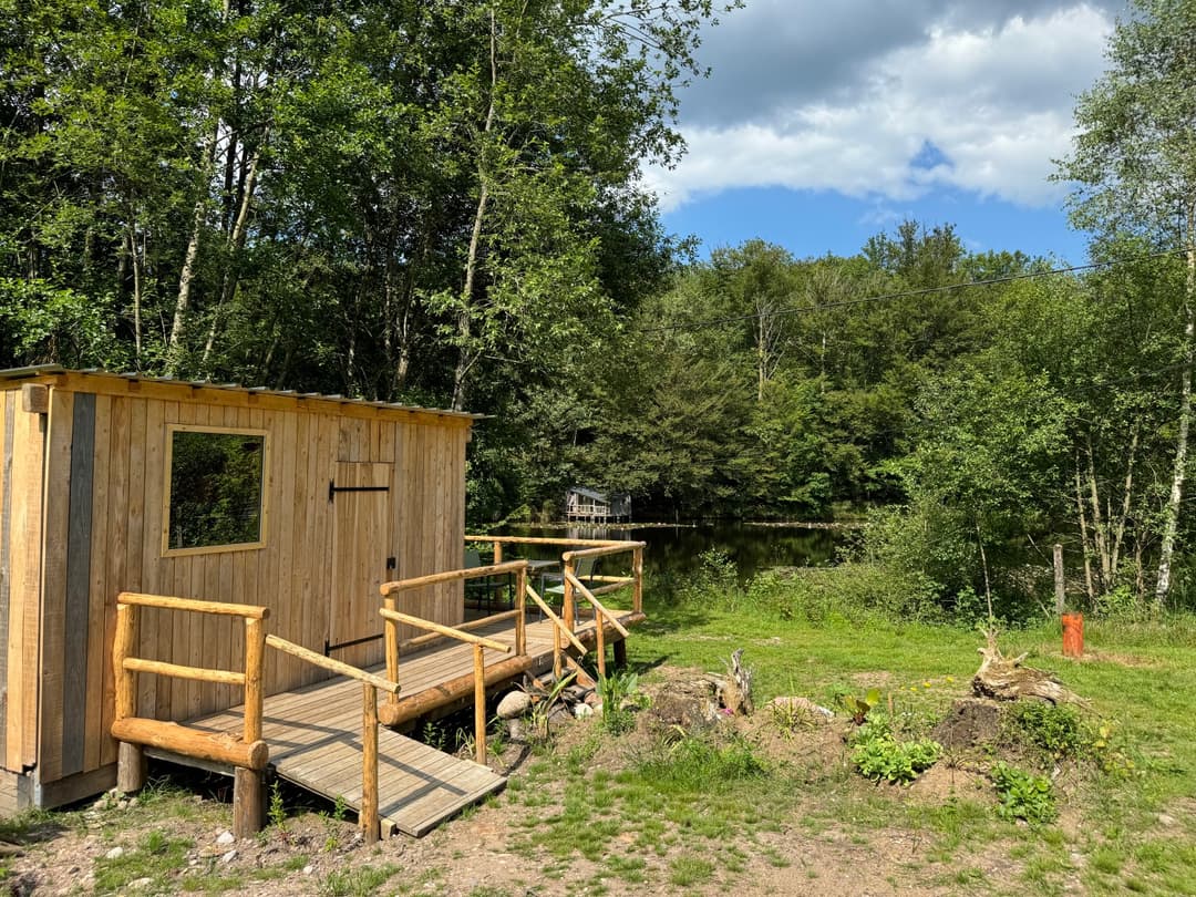 Cabane naturelle au bord de l’étang pour un séjour paisible 