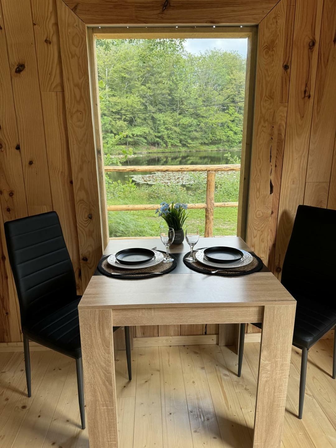 Cabane naturelle au bord de l’étang pour un séjour paisible 